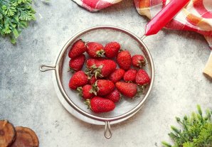 Слоеный пирог с клубникой Слоеный пирог с клубникой