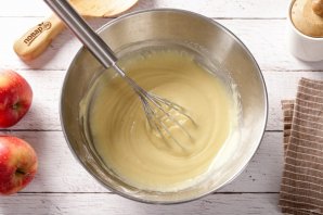 Пирог на кефире с яблоками