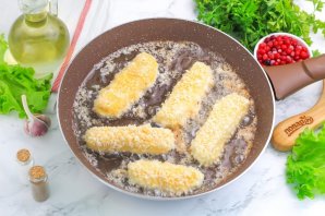 Жареный сулугуни с соусом Жареный сулугуни с соусом