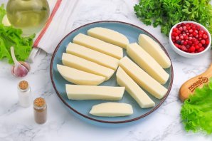 Жареный сулугуни с соусом Жареный сулугуни с соусом