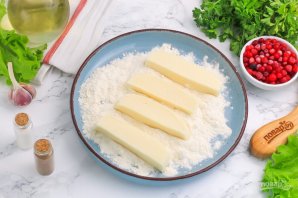 Жареный сулугуни с соусом Жареный сулугуни с соусом