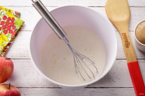 Оладьи на кефире с яблоками Оладьи на кефире с яблоками