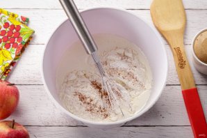 Оладьи на кефире с яблоками Оладьи на кефире с яблоками