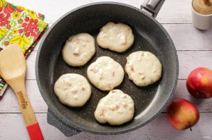 Оладьи на кефире с яблоками Оладьи на кефире с яблоками