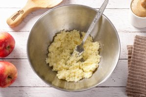 Пирог на кефире с яблоками