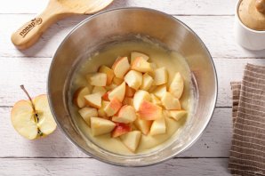 Пирог на кефире с яблоками