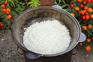 Плов в казане на костре