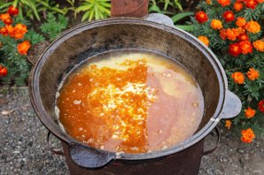 Плов в казане на костре
