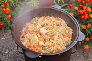Плов в казане на костре