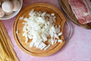 Спагетти с беконом и грибами