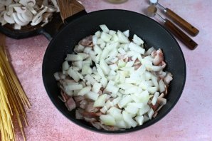 Спагетти с беконом и грибами