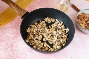 Спагетти с беконом и грибами