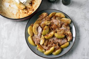 Свинина с яблоками и луком Свинина с яблоками и луком