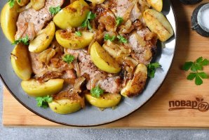 Свинина с яблоками и луком Свинина с яблоками и луком