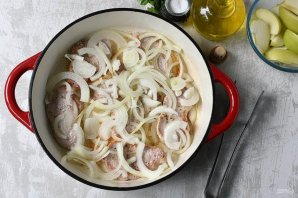 Свинина с яблоками и луком Свинина с яблоками и луком