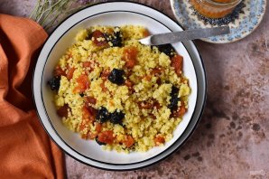 Постная пшенная каша с сухофруктами