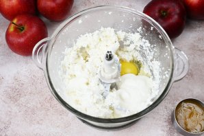 Яблоки с творогом в духовке