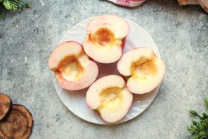 Яблоки с медом в микроволновке