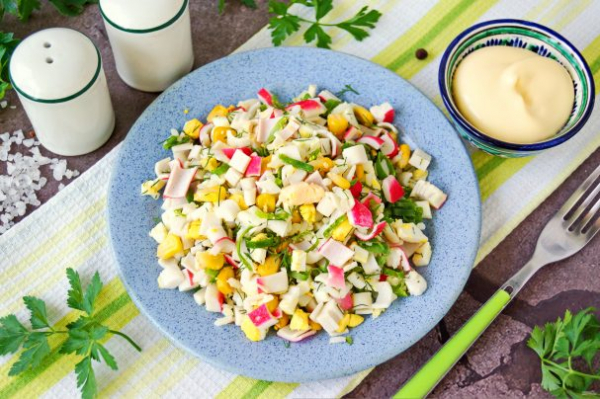 Крабовый салат с кукурузой