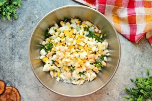 Крабовый салат с кукурузой