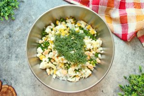 Крабовый салат с кукурузой