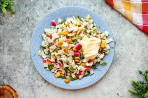Крабовый салат с кукурузой
