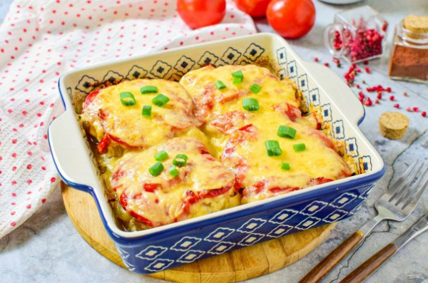 Мясо по-французски с картофелем и помидорами