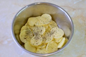 Мясо по-французски с картофелем и помидорами
