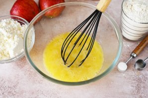 Пирог из творога и яблок