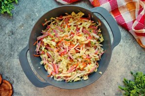 Салат из капусты и копченой колбасы