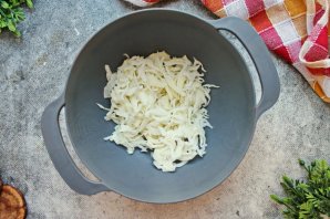 Салат из капусты и копченой колбасы