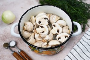 Салат с грибами и курицей