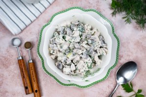 Салат с грибами и курицей