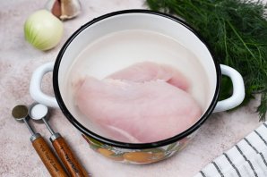 Салат с грибами и курицей