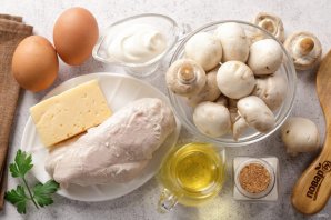 Салат с курицей, и грибами, и сыром