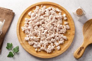 Салат с курицей, и грибами, и сыром