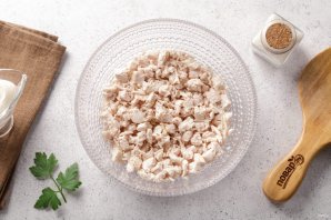 Салат с курицей, и грибами, и сыром