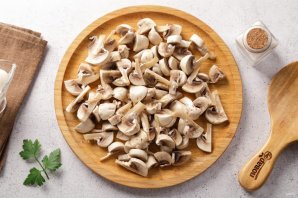 Салат с курицей, и грибами, и сыром