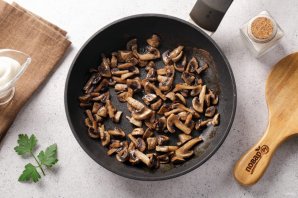 Салат с курицей, и грибами, и сыром