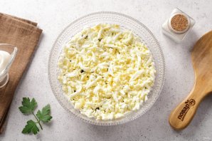 Салат с курицей, и грибами, и сыром