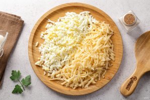 Салат с курицей, и грибами, и сыром