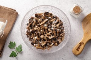 Салат с курицей, и грибами, и сыром