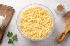 Салат с курицей, и грибами, и сыром
