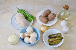 Салат с шампиньонами и курицей Салат с шампиньонами и курицей