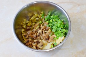 Салат с шампиньонами и курицей Салат с шампиньонами и курицей