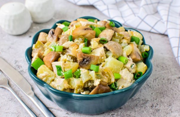 Салат с шампиньонами и курицей Салат с шампиньонами и курицей