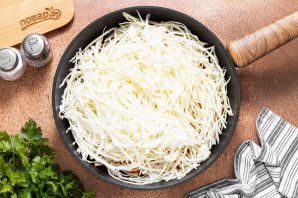 Капуста тушеная с луком