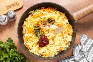 Капуста тушеная с луком