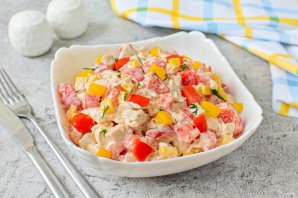Салат с курицей, перцем и помидорами