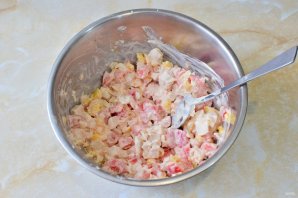 Салат с курицей, перцем и помидорами